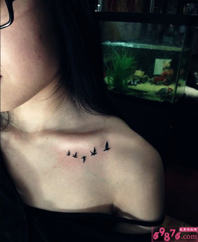女生肩部唯美小鸟飞翔纹身图片