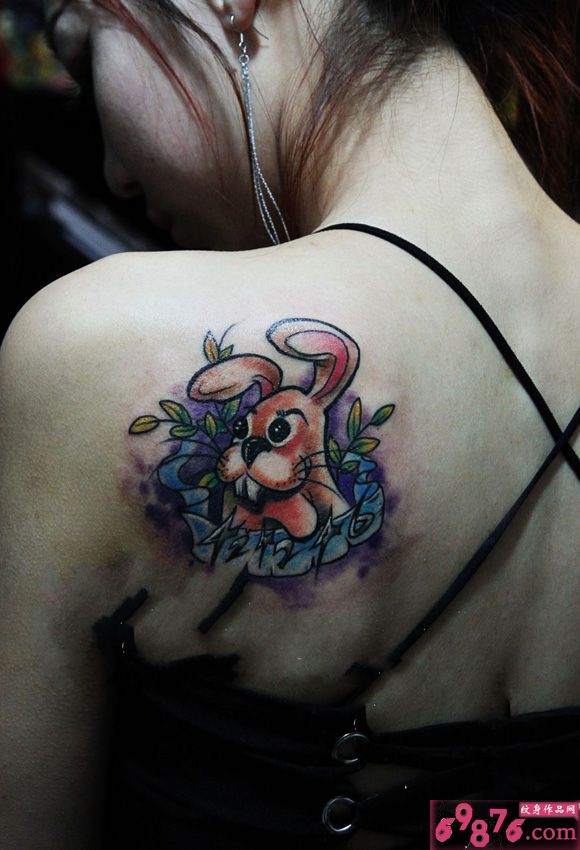 女生背部可爱小萌兔刺青图案图片