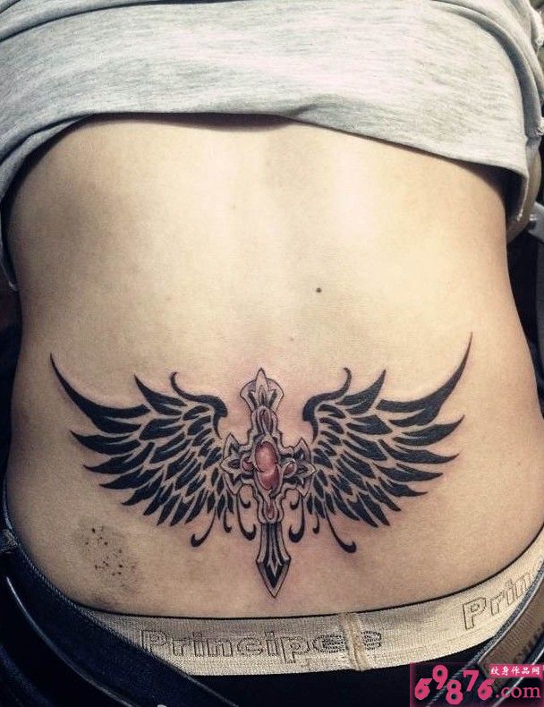 后腰十字架翅膀纹身图片