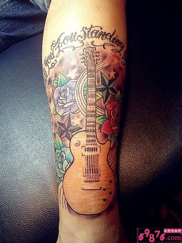 玫瑰吉他手臂纹身图片