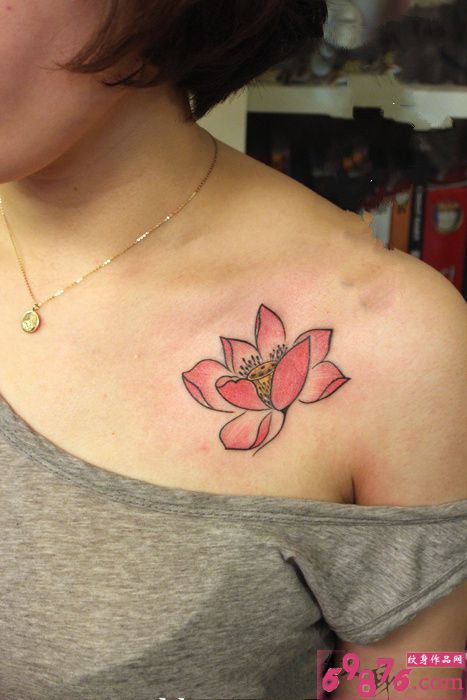 锁骨小清新莲花纹身图片