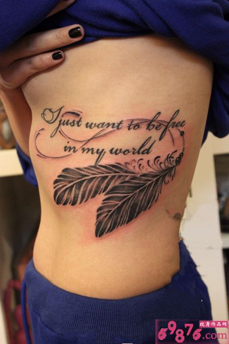英文叠加羽毛胸侧纹身图片