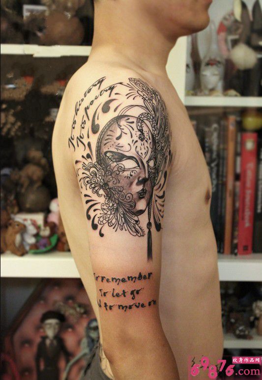 威尼斯面具复古手臂纹身图片