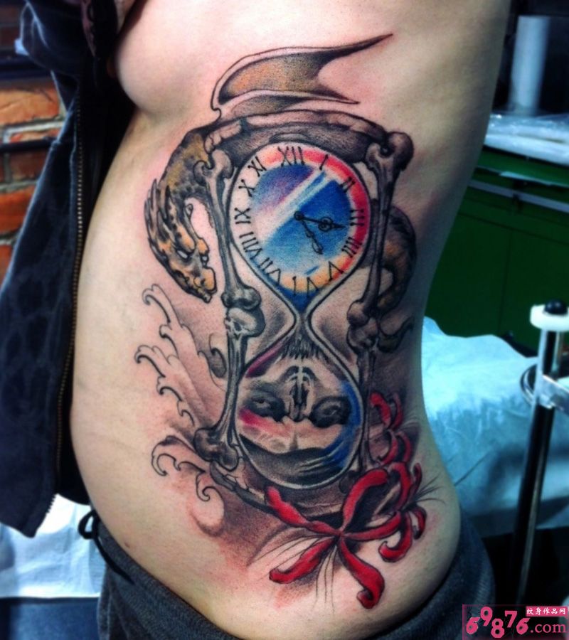 创意骷髅时间沙漏腰部纹身图片