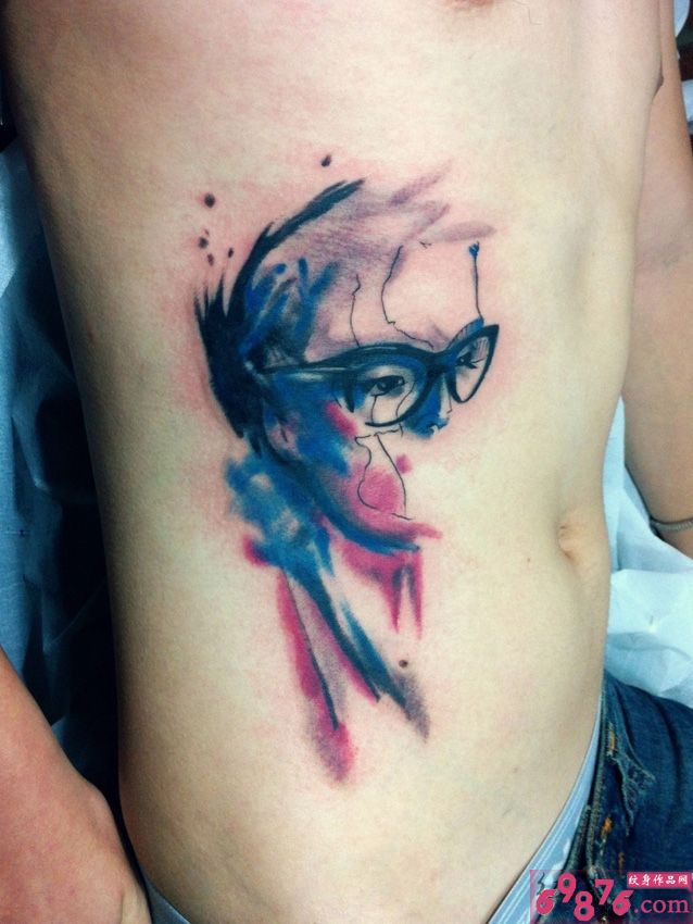 创意水彩画头像腰部纹身图片