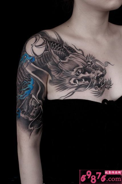 披肩龙霸气女生纹身图片
