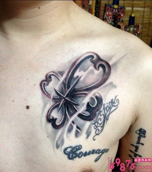 胸口水墨风四叶草纹身图片