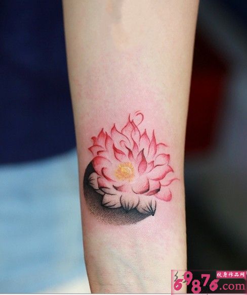 小臂内侧莲花纹身图片