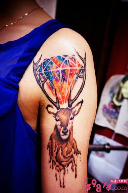 彩色钻石麋鹿手臂纹身图片