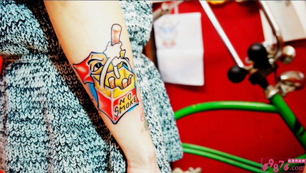 创意手臂卡通烟盒纹身图片