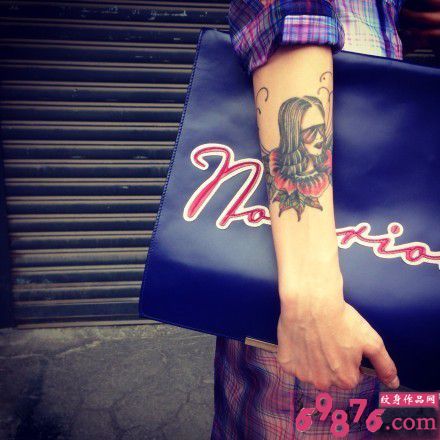 时尚美女头像手臂纹身图片