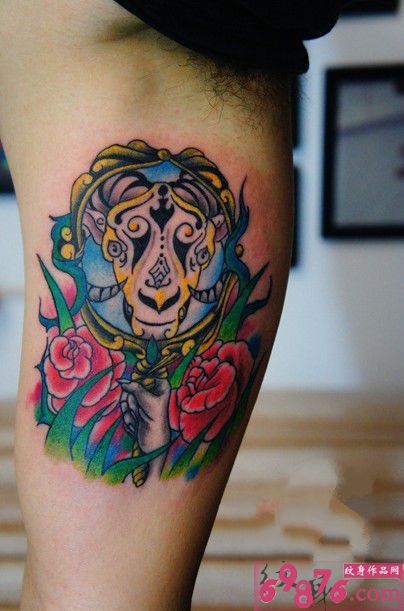 大臂内侧羊头玫瑰纹身图片