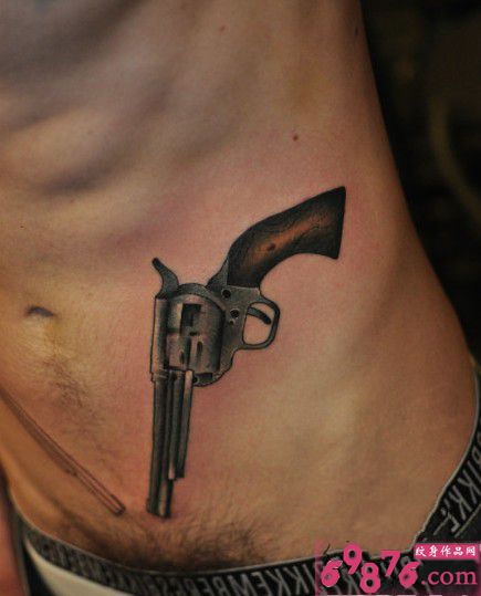 型男腰侧欧美手枪纹身图片