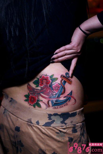 臀腰侧蝴蝶结锚纹身图片