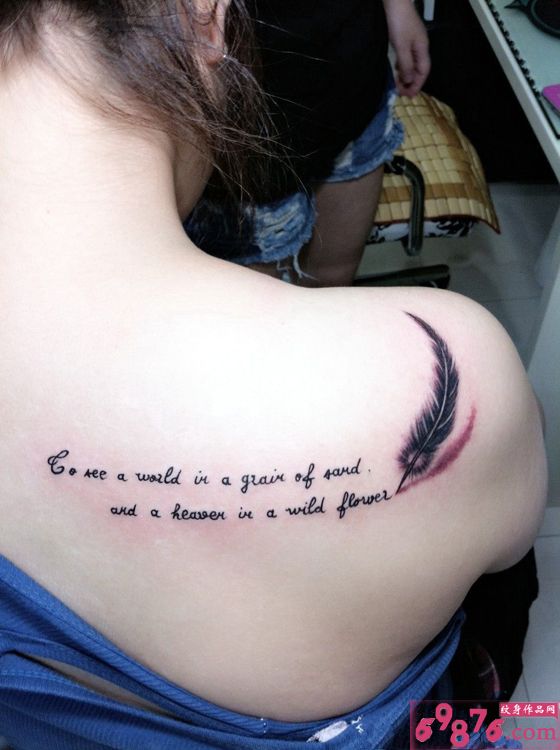 肩部唯美羽毛英文字母图片