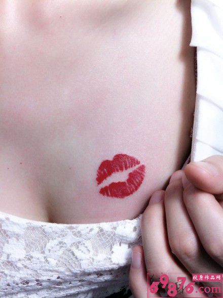 胸部烈焰红唇印纹身图片