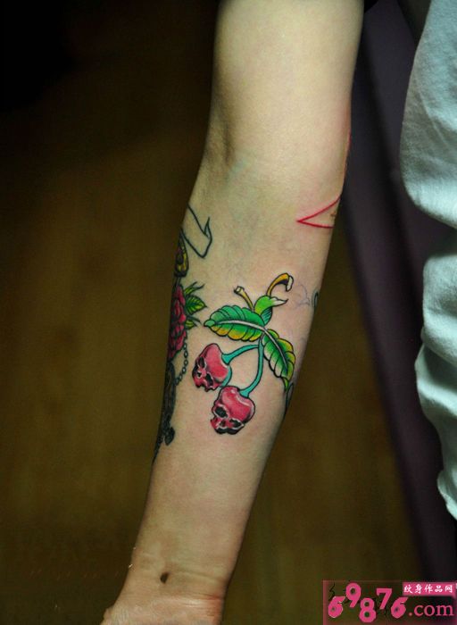 骷髅樱桃创意手腕纹身图片
