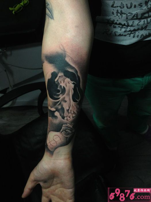 欧美重彩腻雾骷髅创意纹身图片