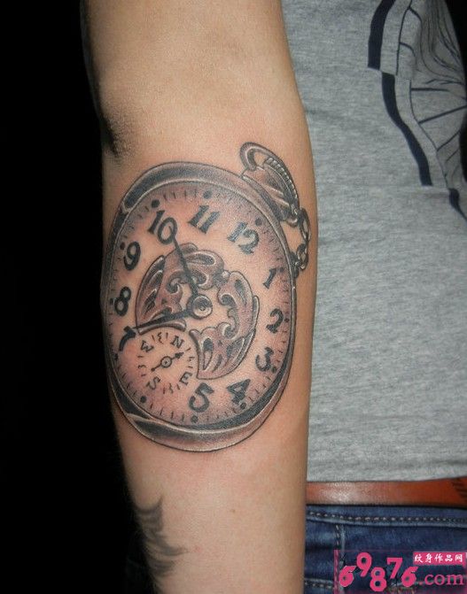 复古怀表手臂纹身图片