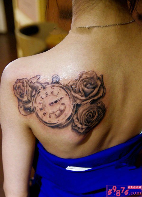 唯美玫瑰时间后肩纹身图片