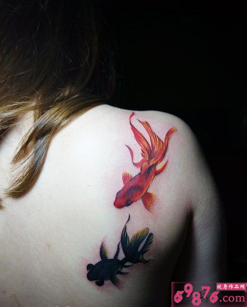 红黑小金鱼肩部纹身图片
