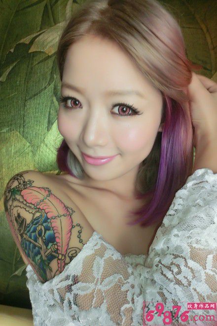 时尚美女羽毛项链创意纹身图片