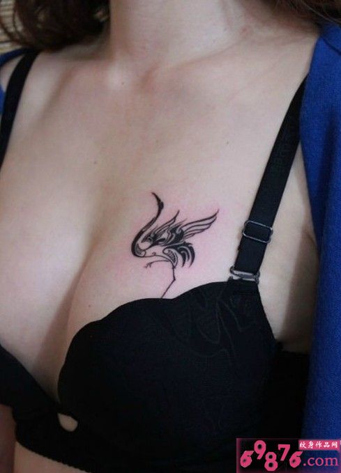 性感胸部丹顶鹤纹身图片