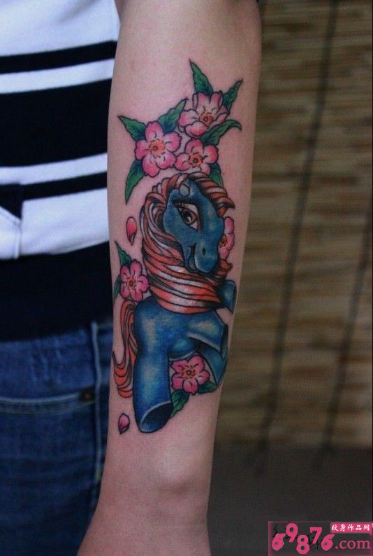 樱花小马时尚手臂纹身图片