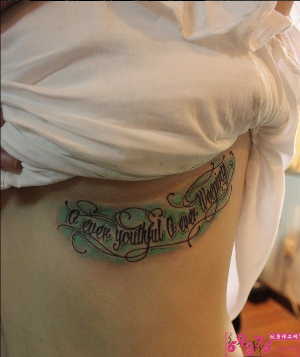 胸部花体英文个性纹身图片