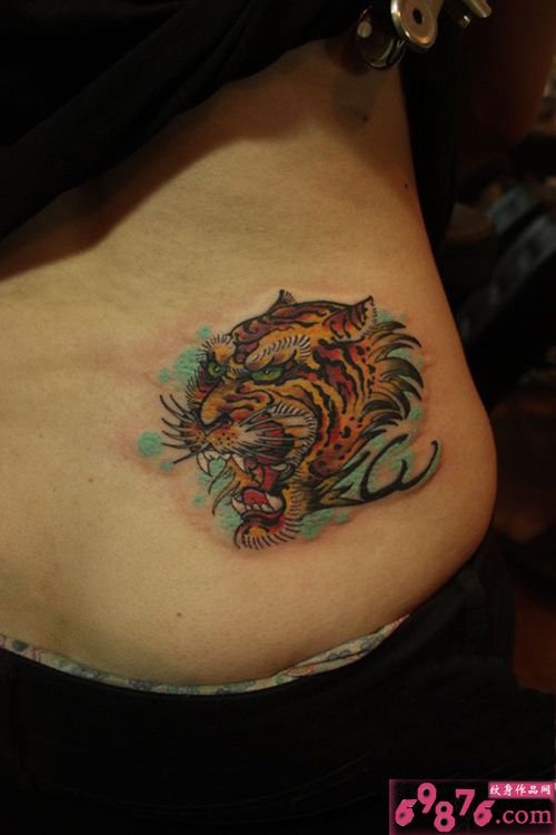 侧腰霸气老虎头纹身图片