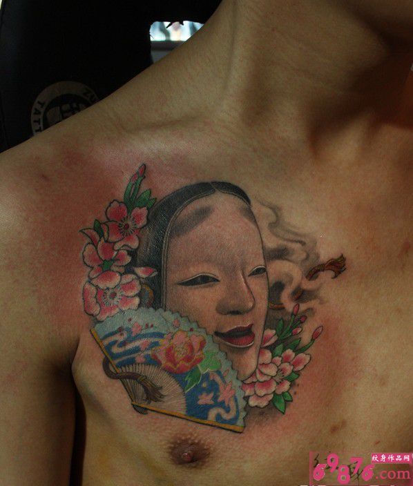 男人胸部艺妓女樱花扇子纹身图片