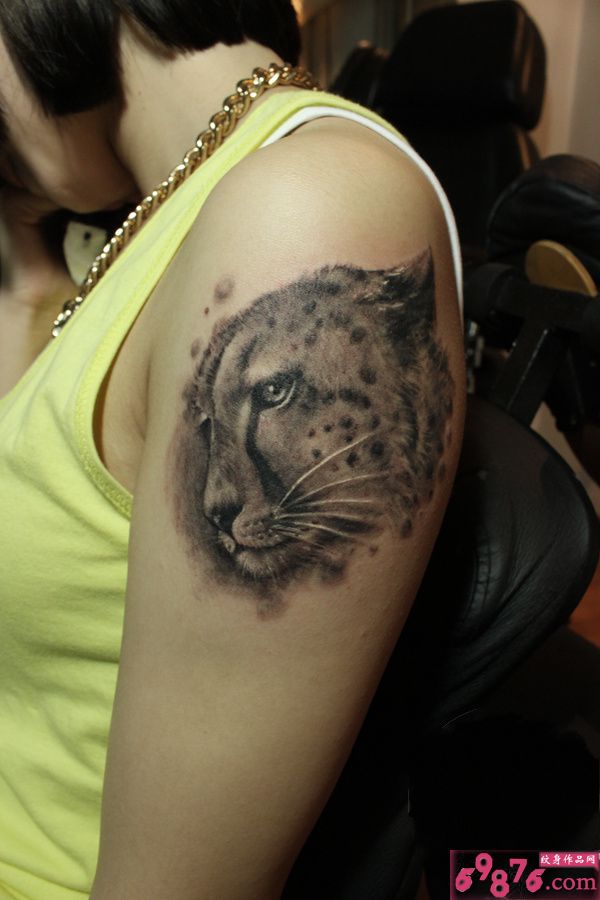 豹子霸气女生手臂纹身图片