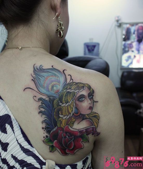 性感美女玫瑰创意肩部纹身图片