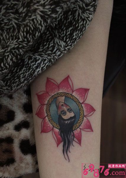 娇艳莲花头像手臂纹身图片