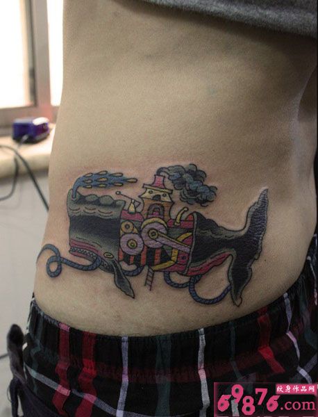 鲸鱼小火车腰部纹身图片