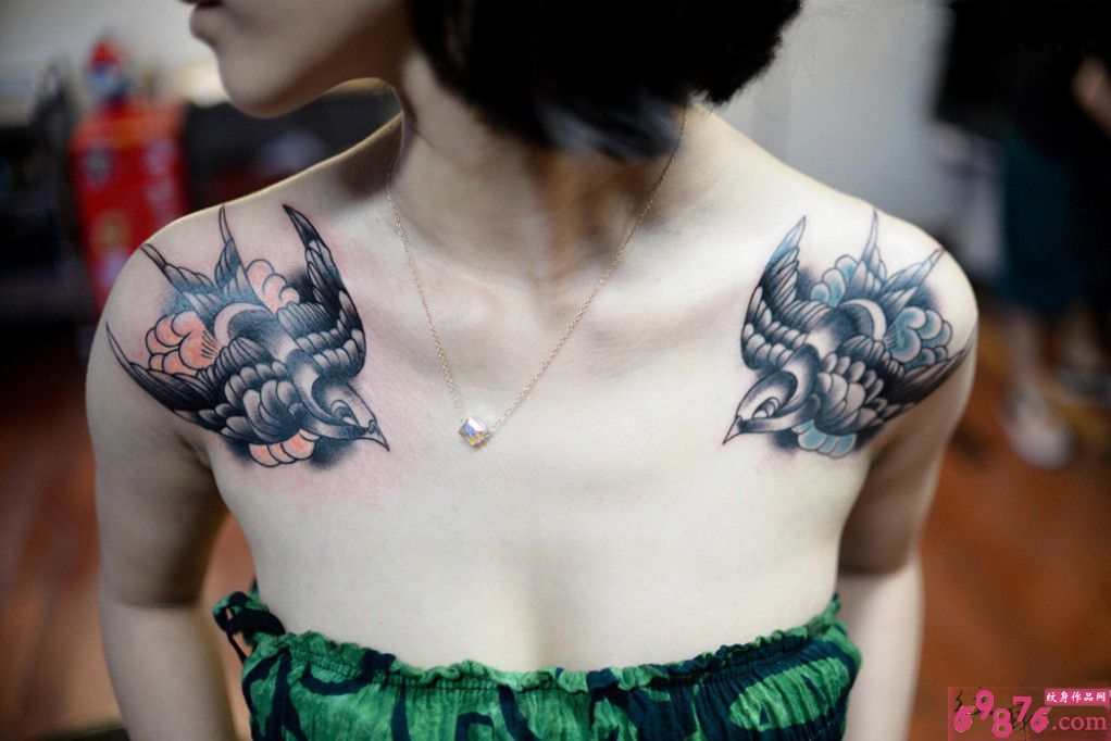 女生霸气肩部双燕纹身图片