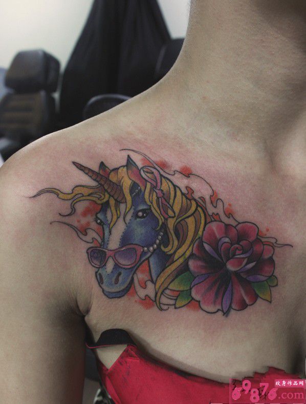 创意墨镜独角兽锁骨纹身图片