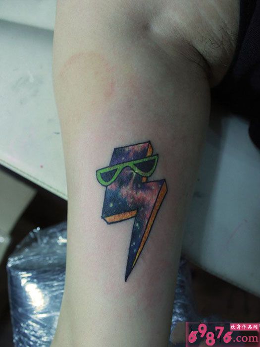 个性墨镜闪电彩色纹身图片