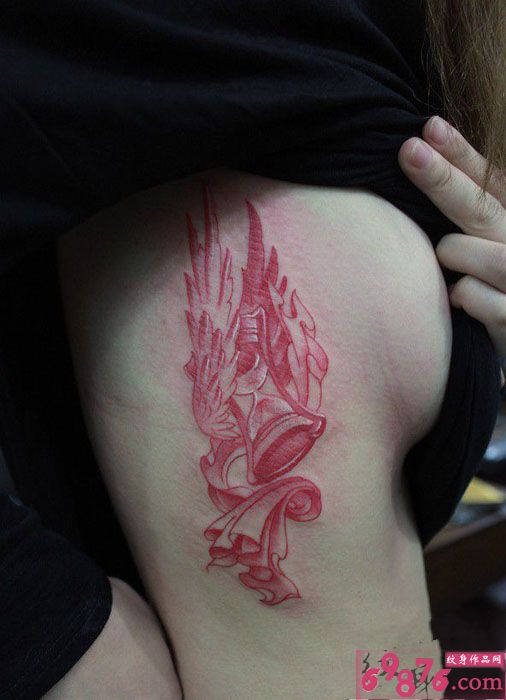 性感红色沙漏侧胸纹身图片