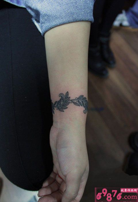 唯美树叶手链纹身图片