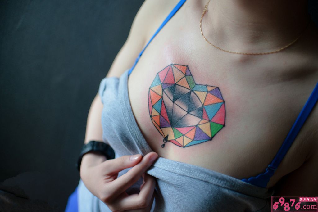 胸口钻石心个性纹身图片