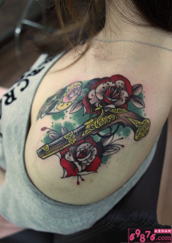 个性抢花肩部纹身图片