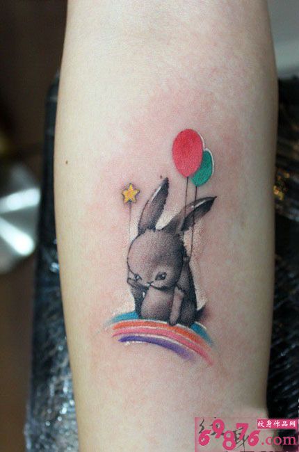 萌小兔气球手臂纹身图片