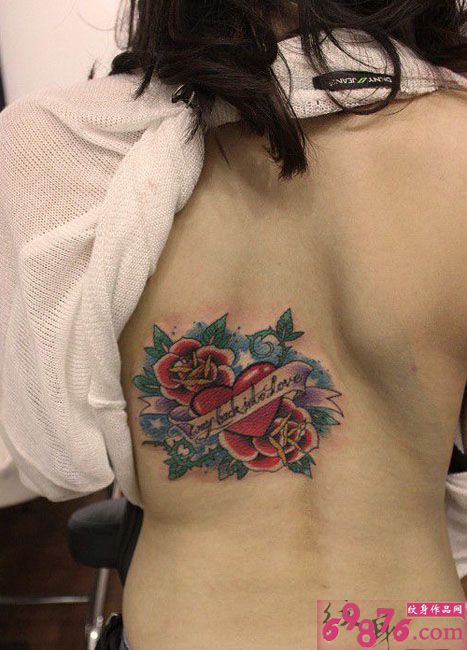 玫瑰红心后腰纹身图片