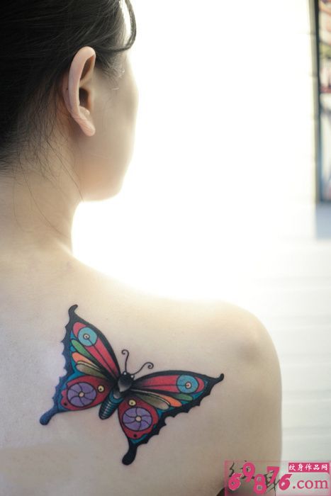 蜕变蝴蝶唯美肩部纹身图片