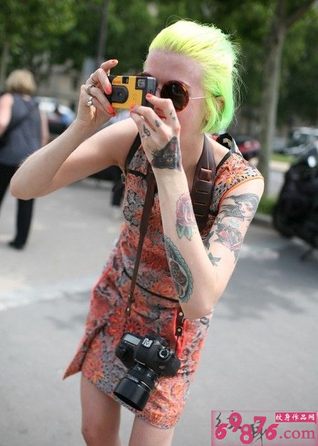 街拍潮人时尚手臂个性纹身图片