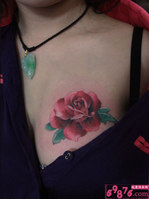 性感女性胸部漂亮好看的玫瑰花纹身图图片