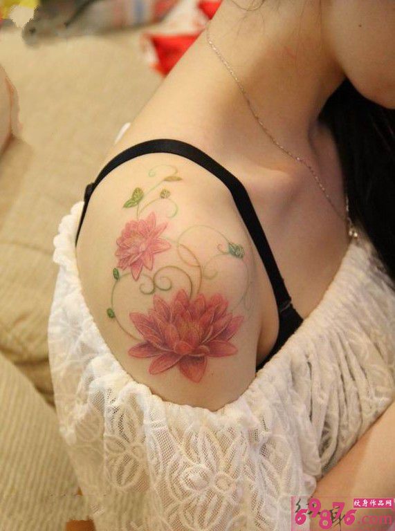 女生香肩花与花藤纹身图片