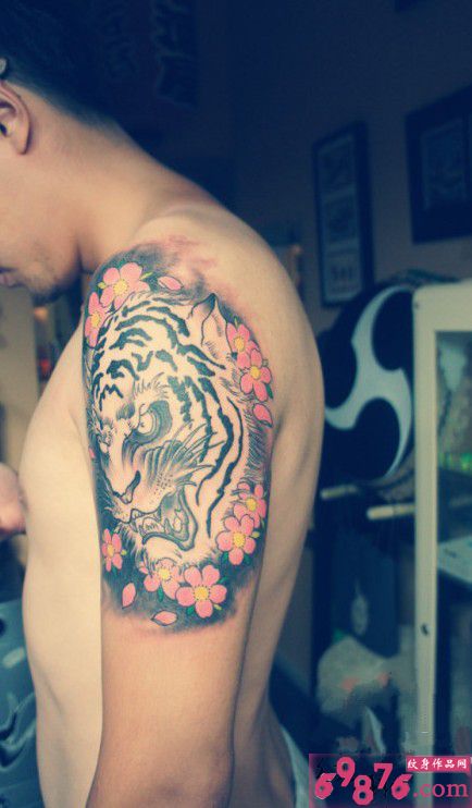 传统霸气老虎头樱花纹身图片