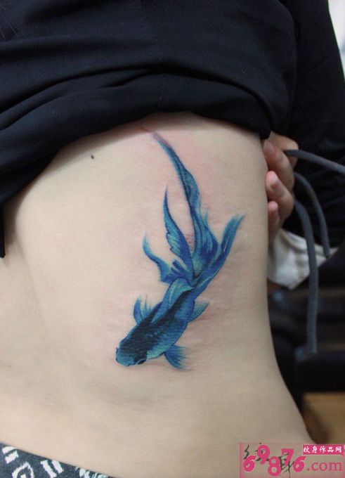 可爱小金鱼腰部纹身图片
